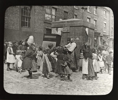 Lee Collection: The Organ Grinder, Sandgate, Newcastle, c. 1890s