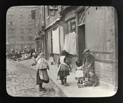 Lee Collection: Children Playing on Sandgate, Newcastle, c. 1890s