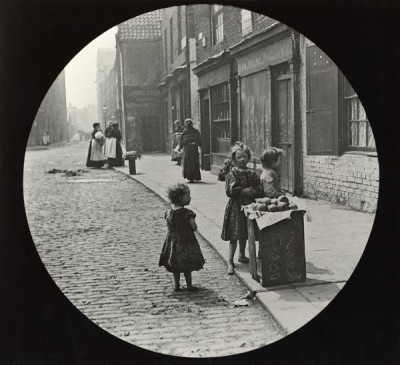 Lee Collection: Children in Sandgate, Newcastle, c. 1890s