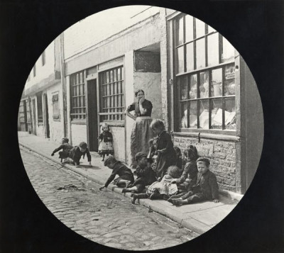 Lee Collection: Woman and Children, Sandgate, Newcastle, c. 1890s