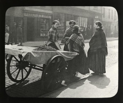 Lee Collection: Women and Children, Sandgate, Newcastle, c. 1890s