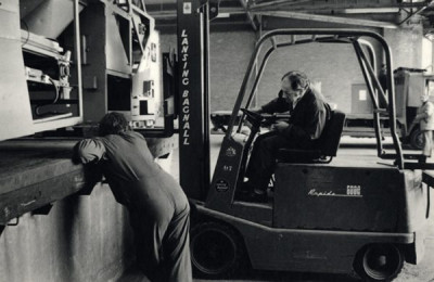 Wills' Factory: Machinery leaving factory, 1986