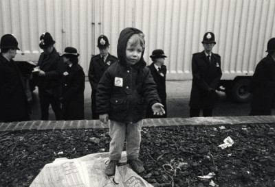 Seafarers: “Dad, let’s do some picketing today”. Joe Crump, 2 years old, on picket line. “I don’t know what’s going to happen when he has to go to the playgroup. He’s going to miss coming down here”, 1987/88