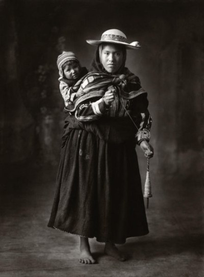 Chambi Collection: Indian woman and child from Keromarca, Kanchis; Cuzco Studio, 1934
