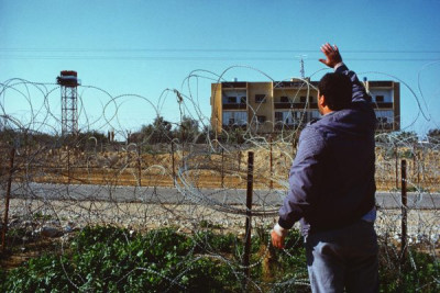Gaza Strip: Rafah is divided, after Camp David, by a fence into Egypt and Israeli occupied Gaza. A man shouts to a relative on the other side, 1987/1988