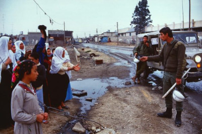 Gaza Strip: Jebaliya camp. Residents argue with Israeli soldiers, 1987/1988