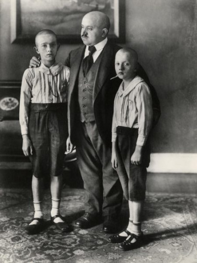Widower with Sons, Cologne, 1925