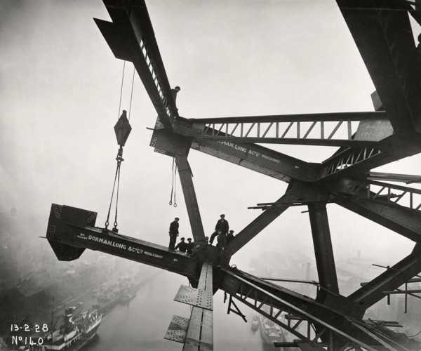 Building the Tyne Bridge image