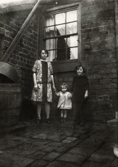Wheatley Hill: Gladys, Una and me. Smiths Street - Had to make a yard from old bricks